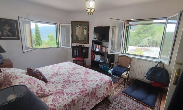 Videresalg - Finca landejendom -
Tibi