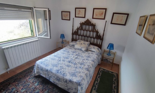 Videresalg - Finca landejendom -
Tibi