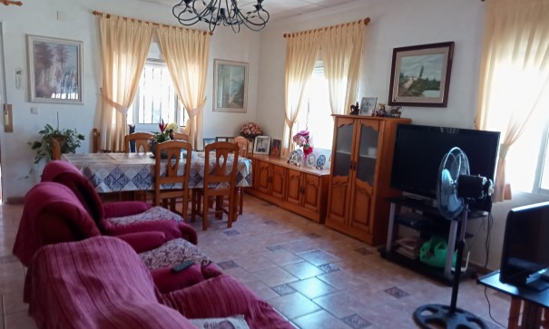 Herverkoop - Finca Landelijk pand -
Crevillente