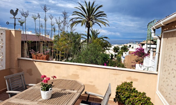 Återförsäljning - Villa i parhus -
La Mata