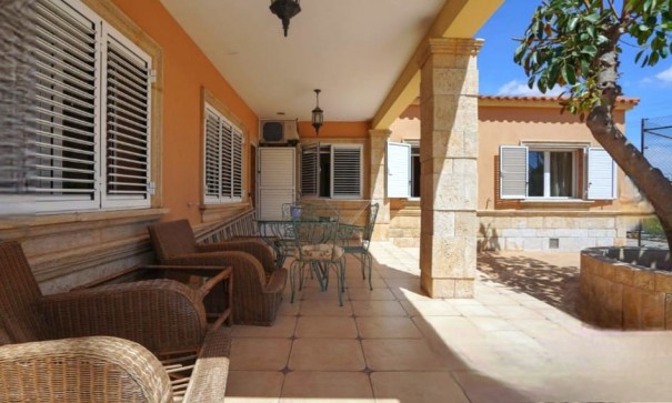 Återförsäljning - Finca lantlig egendom -
Elche