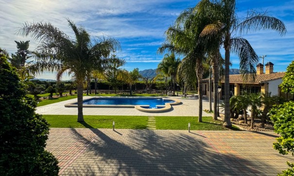 Videresalg - Finca landejendom -
Orihuela