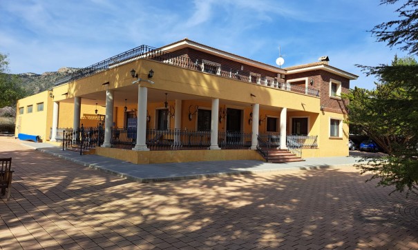 Återförsäljning - Finca lantlig egendom -
Salinas