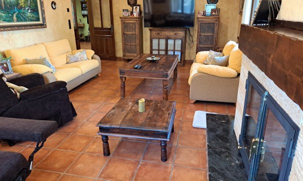 Återförsäljning - Finca lantlig egendom -
Salinas