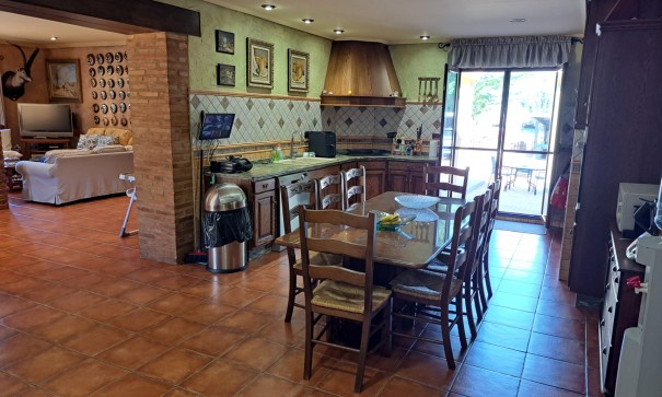 Återförsäljning - Finca lantlig egendom -
Salinas