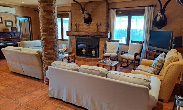 Återförsäljning - Finca lantlig egendom -
Salinas