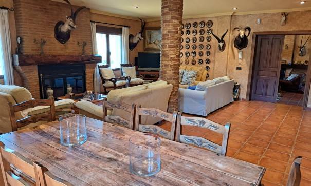 Återförsäljning - Finca lantlig egendom -
Salinas