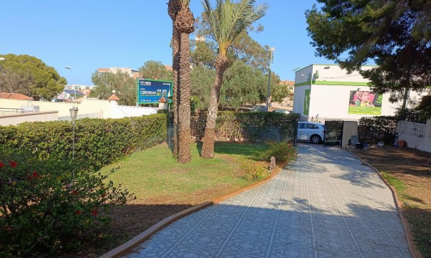 Herverkoop - Halfvrijstaande villa -
Torrevieja - Los Balcones