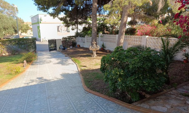 Herverkoop - Halfvrijstaande villa -
Torrevieja - Los Balcones