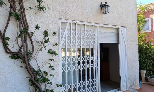 Herverkoop - Halfvrijstaande villa -
Torrevieja - Los Balcones