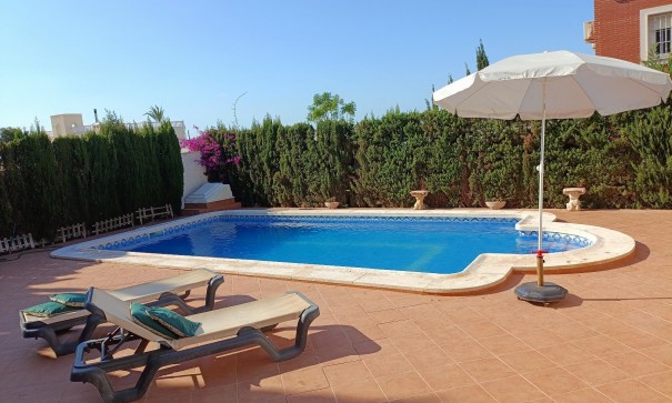 Herverkoop - Halfvrijstaande villa -
Torrevieja - Los Balcones