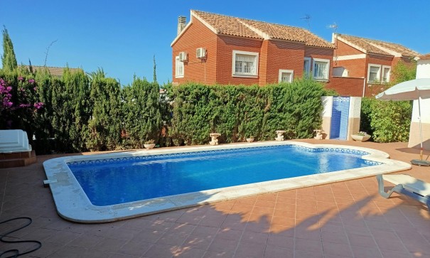 Herverkoop - Halfvrijstaande villa -
Torrevieja - Los Balcones