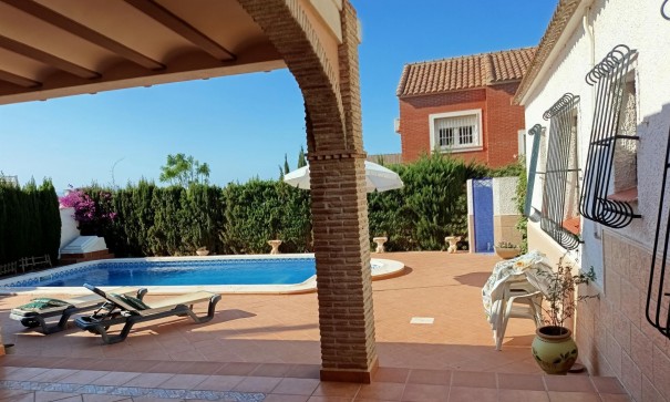 Herverkoop - Halfvrijstaande villa -
Torrevieja - Los Balcones