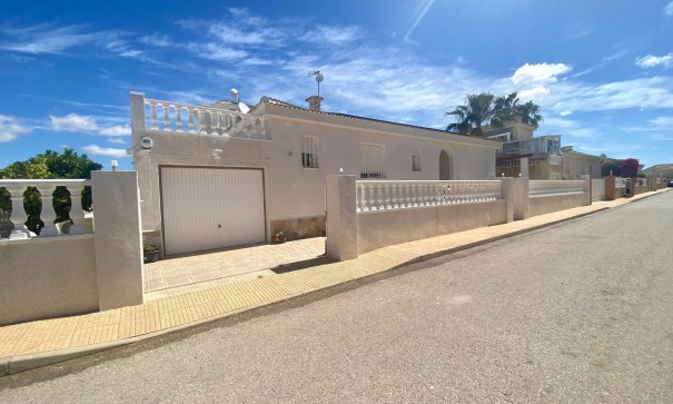 Resale - Freistehende Villa -
San Miguel de Salinas - BLUE LAGOON