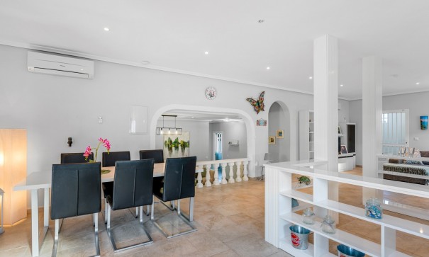 Videresalg - Fritliggende villa -
San Miguel de Salinas