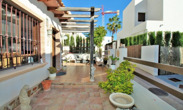 Sale - Detached Villa -
Villamartín - PAU 8