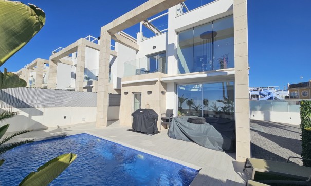 Resale - Freistehende Villa -
Cabo Roig