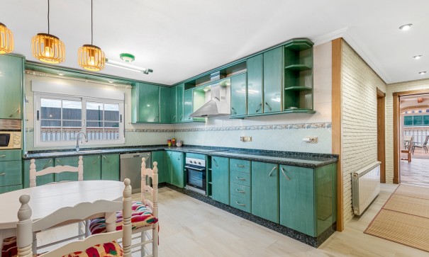 Återförsäljning - Fristående villa -
Torrevieja