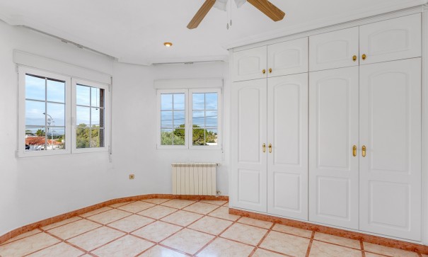 Återförsäljning - Fristående villa -
Torrevieja