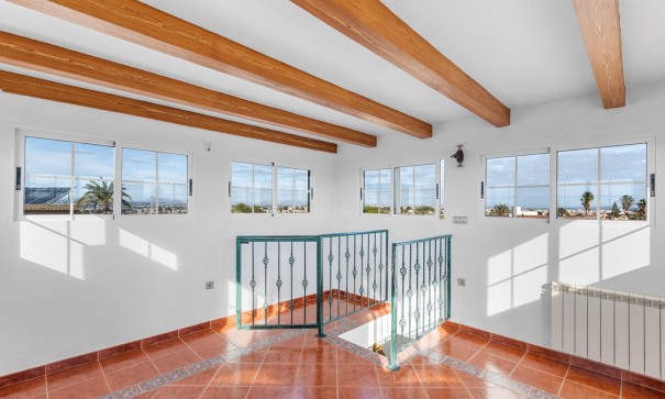 Återförsäljning - Fristående villa -
Torrevieja