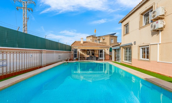 Återförsäljning - Fristående villa -
Torrevieja