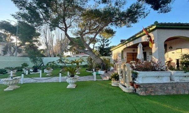 Sale - Detached Villa -
Orihuela Costa - Altos de Campoamor