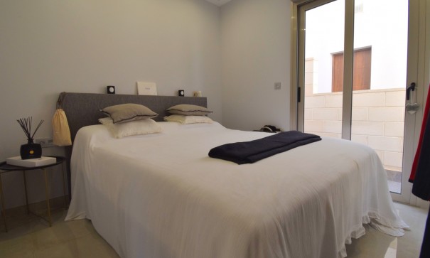 Återförsäljning - Fristående villa -
Orihuela Costa - Villamartin