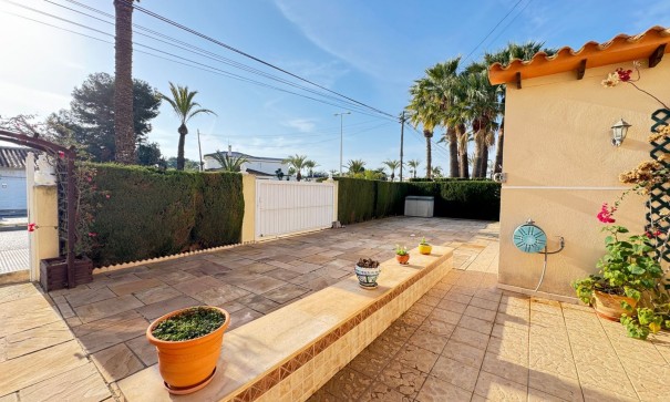 Resale - Freistehende Villa -
Cabo Roig