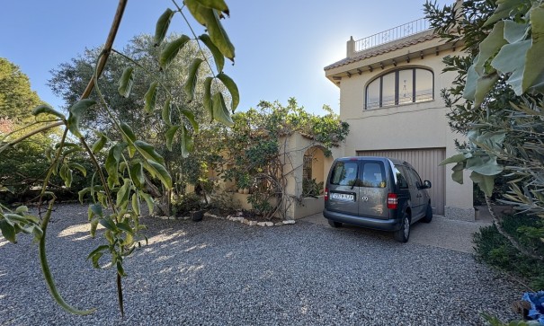 Resale - Freistehende Villa -
Perin