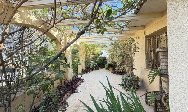 Resale - Freistehende Villa -
Perin