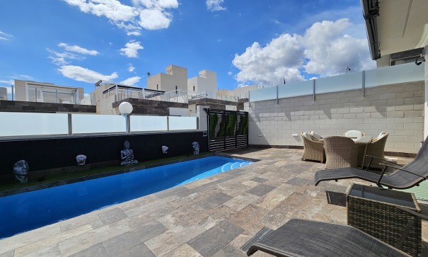 Videresalg - Fritliggende villa -
Villamartín