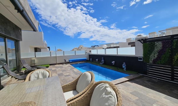 Videresalg - Fritliggende villa -
Villamartín