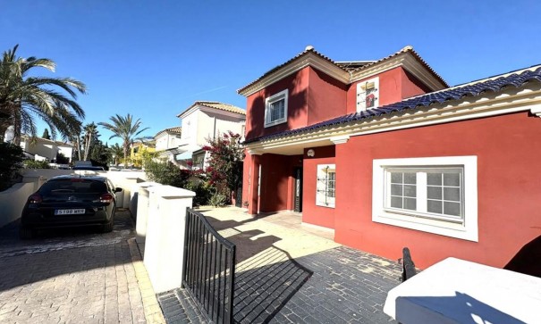 Återförsäljning - Fristående villa -
Altaona Golf and Country Village