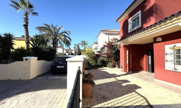 Återförsäljning - Fristående villa -
Altaona Golf and Country Village