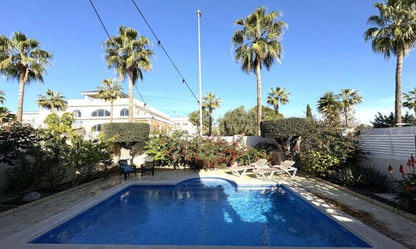 Återförsäljning - Fristående villa -
Altaona Golf and Country Village