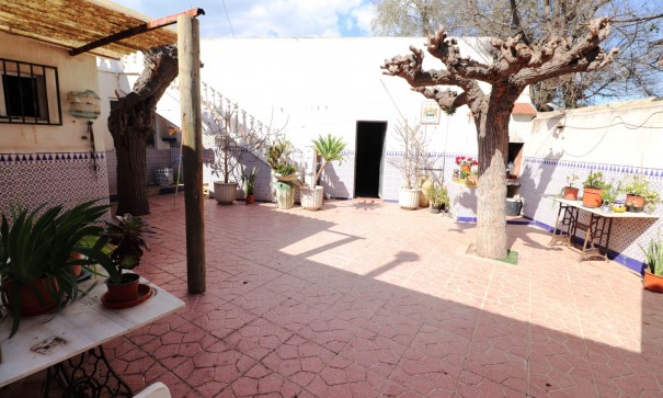 Återförsäljning - Fristående villa -
Heredades - Heredades - Village