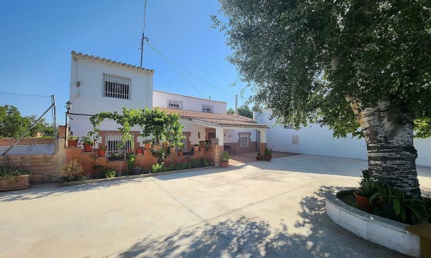 Sale - Finca Country Property -
Villena