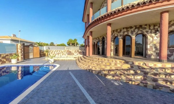 Sale - Detached Villa -
Orihuela Costa - La Zenia