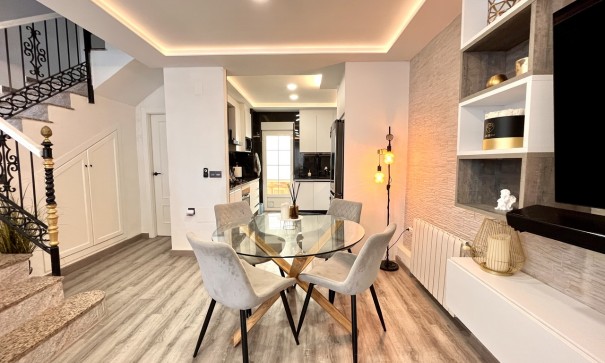 Venta - Casa de pueblo -
Villamartín