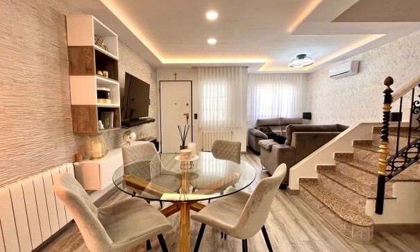 Venta - Casa de pueblo -
Villamartín