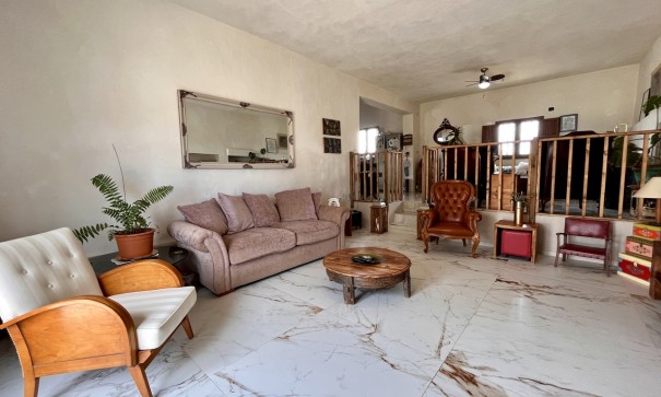 Återförsäljning - Finca lantlig egendom -
Dolores