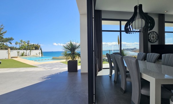 Venta - Chalet Independiente -
La Zenia