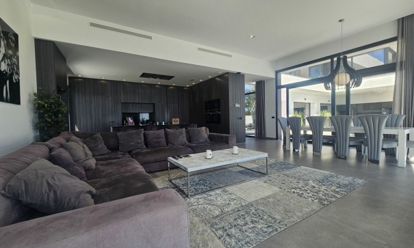 Venta - Chalet Independiente -
La Zenia