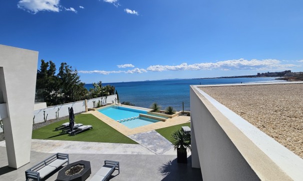 Venta - Chalet Independiente -
La Zenia