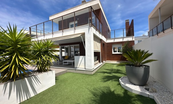 Herverkoop - Vrijstaande Villa -
Gran Alacant